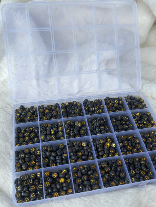 Boîte de 1200 Perles Lettres Noir & Doré